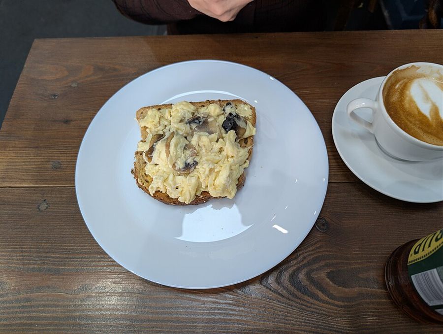 Toast œuf & champignons à l'ail