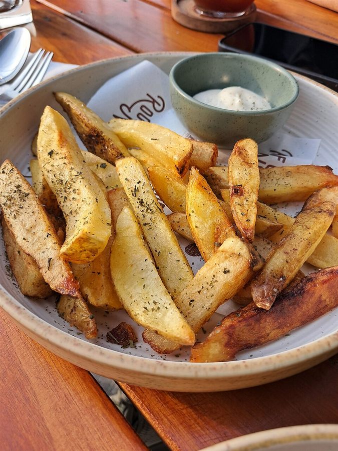 Quartiers de pommes de terre à la friteuse à air