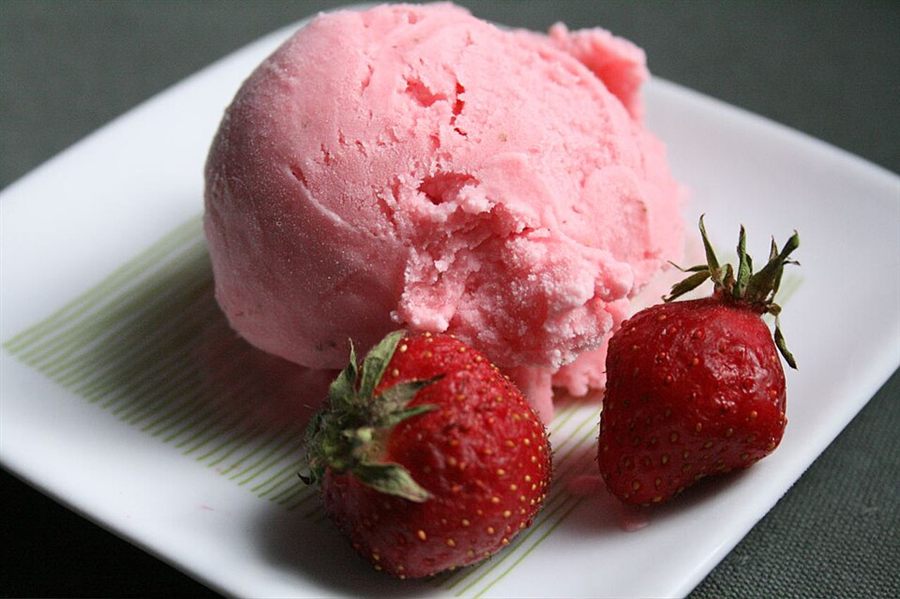 Strawberry frozen yogurt