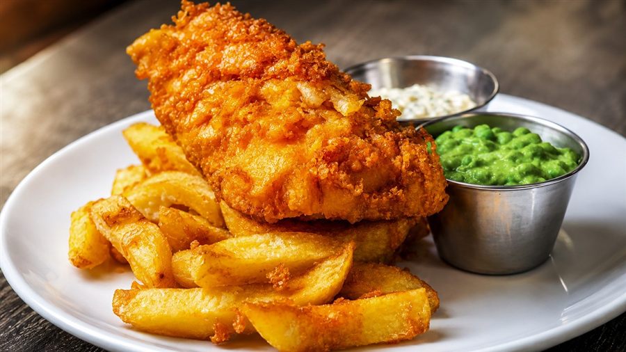 Fish & chips de restaurant, purée de petits pois et sauce tartare