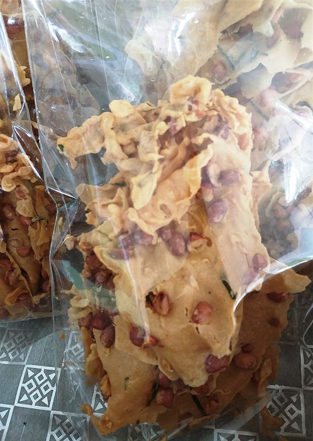 Peyek kacang (crispy peanut crackers)