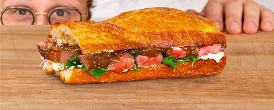 Sandwich au steak, confit d'oignons et mayo au raifort