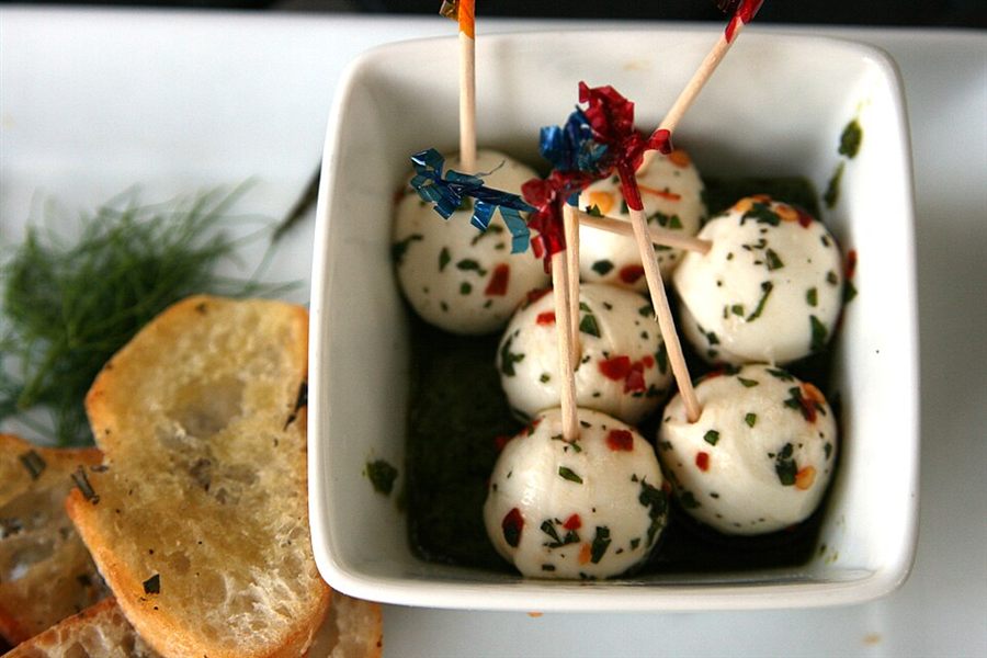 Bouchées de mozzarella marinée