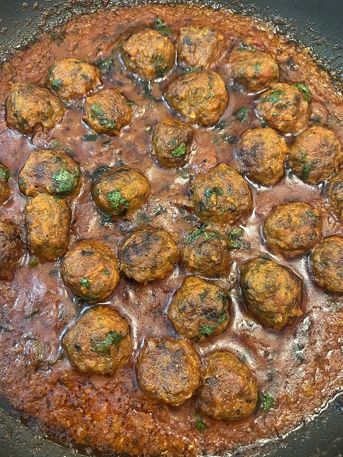 Kefta over mash, tomato sauce