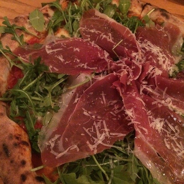 Pain plat pêche et prosciutto