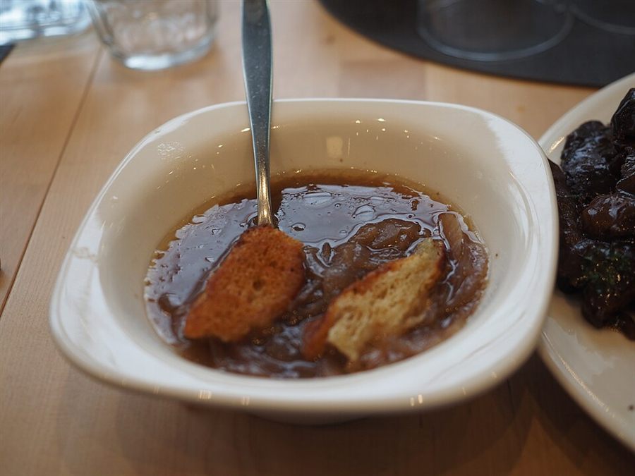 Soupe à l'oignon gratinée