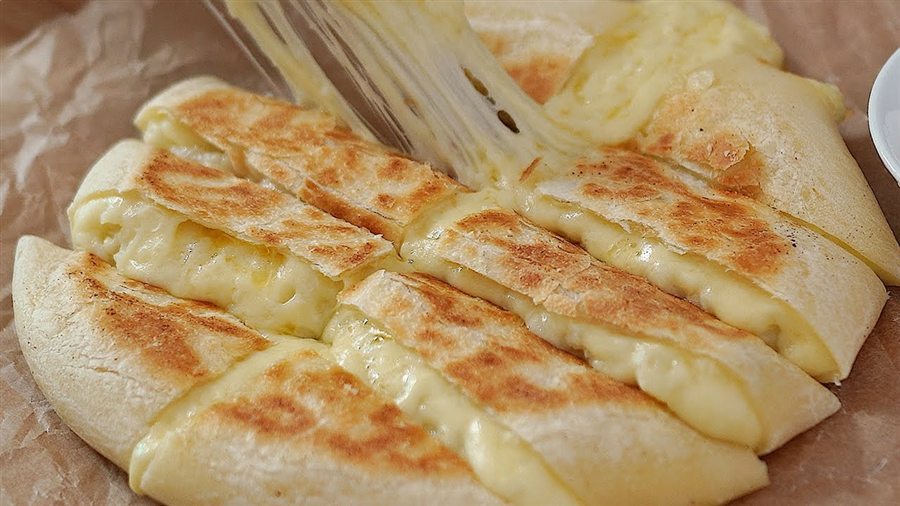 Pain de pommes de terre au fromage, à la poêle